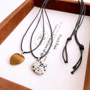 Colliers pendentifs coeur en œil de tigre et pierre tachetée sur cordon noir