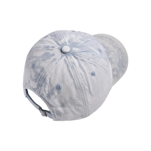 Details der verstellbaren Metallschnalle und hellblauer Acid-Wash-Denim-Kappe