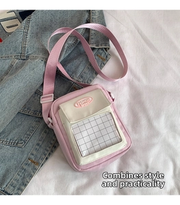 Détail d'un sac bandoulière en toile rose avec poche filet sur fond en jean bleu