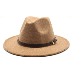 Chapeau jazz classique en laine camel avec bord plat et sangle décorative en cuir
