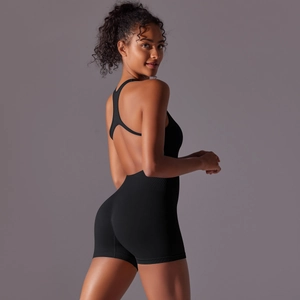 Détail des bretelles croisées et du dos nu sur le body de yoga noir sans couture