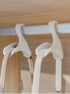 Witte plastic tashaak voor kledingkast met breed gebogen design tegen vervorming