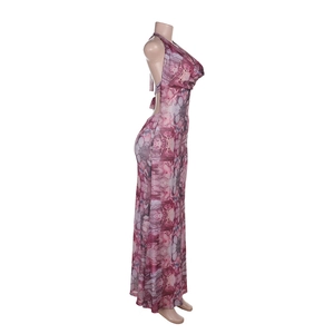Vue latérale détaillée d'une robe dos nu avec imprimé marbre rose violet et ourlet drapé