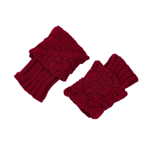 Details von roten grob gestrickten Stulpen mit Rautenmuster und gerippten Bündchen