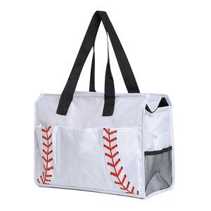 Dettaglio della borsa tote in tela con cuciture rosse da baseball e tasca laterale a rete