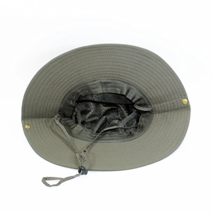 Détail d'un chapeau de soleil vert armée avec doublure en mesh et jugulaire réglable