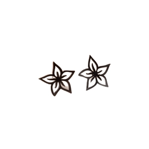 Boucles d'oreilles minimalistes noires en acier inoxydable en forme d'étoile fleur