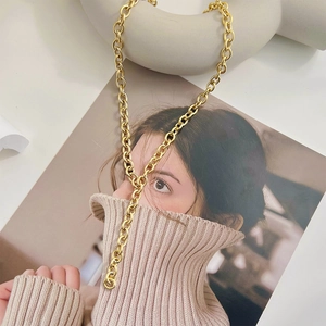Collana a catena spessa dorata alla moda con design classico e finitura metallica elegante