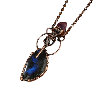Collier crâne de corbeau en bronze avec améthyste violette et pendentif labradorite