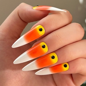 Faux ongles Halloween Stiletto avec dégradé Candy Corn et strass noirs brillants
