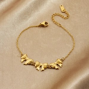 Bracelet minimaliste en acier inoxydable doré avec trois élégants connecteurs nœuds