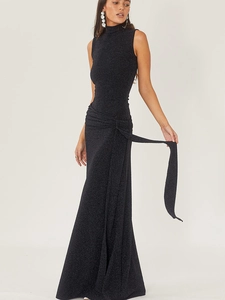 Robe de soirée élégante noire sans manches à col montant, tissu scintillant et lien noué