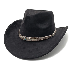 Détail d'un chapeau de cowboy noir en daim avec ruban à motif serpent, plume et turquoise