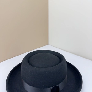 Détail du chapeau en feutre de laine noir avec ruban gros-grain ton sur ton