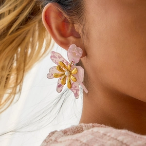 Elegante 18K vergoldete Blumenohrringe mit Acrylblüten und Perlen an einem Model