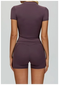 Vista posteriore del top da yoga aderente e pantaloncini a vita alta viola fumo