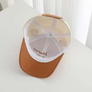 Vue détaillée de l'intérieur d'une casquette en coton avec bandeau et broderie de cheval