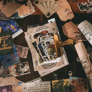 Primer plano de papel vintage para scrapbooking estilo Dark Academia con arte botánico