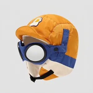 Details einer wasserdichten Kinder-Wintermütze mit Weltraumbrille und Fleecefutter
