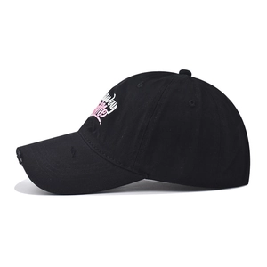 Dettaglio del ricamo rosa sul berretto da baseball in cotone nero lavato con effetto usato