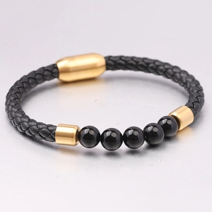Dettaglio del bracciale in pelle intrecciata da 6mm con pietre occhio di tigre e chiusura dorata