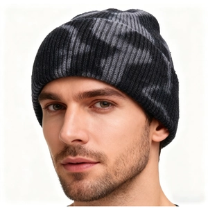 Detail der schwarz-grauen Batik-Struktur einer gerippten Strickmütze für den Winter