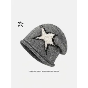 Schicke graue Strickmütze mit Sternmuster und Rollkante für Damen im Winter