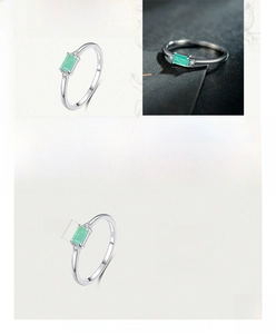 Dettaglio della pietra preziosa verde rettangolare su anello in argento 925