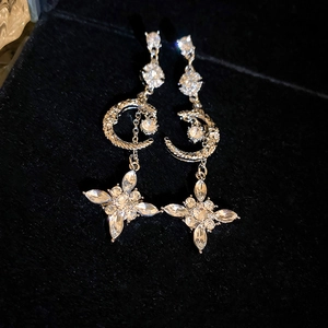 Orecchini a pendente con stella, luna e nappe con cristalli in finitura argento