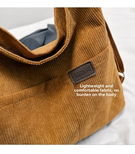 Gros plan détaillé d'un sac cabas en velours côtelé marron avec étiquette en cuir
