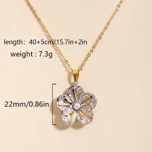 Détails du pendentif fleur bicolore avec perle blanche et dimensions du produit