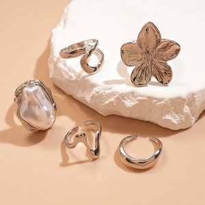 Detailansicht eines 5-teiligen Silberring-Sets mit floralen Motiven und Perlen