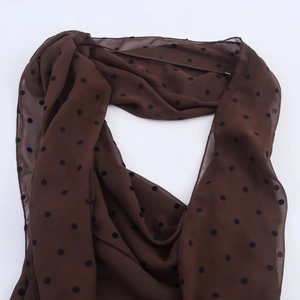 Detail-Flachbild eines braunen Schals aus Chiffon mit schwarzen Punkten auf Weiß