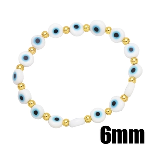 Bracciale portafortuna malocchio da 6mm con perline dorate su uno sfondo bianco pulito