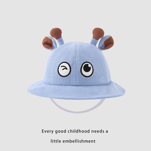 Détail d'un chapeau cloche bleu clair avec bois de girafe 3D et broderie yeux d'enfant