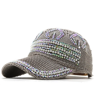 Braune atmungsaktive Strick-Baseballkappe mit Perlen und Strass für Damen