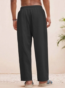 Vista posteriore dei pantaloni neri in lino con coulisse, elastico e trama naturale