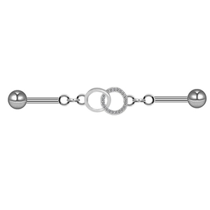 Détail du piercing industriel argenté avec deux anneaux et des cristaux de zircone