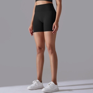 Détail du short de yoga noir sans couture à taille haute montrant la compression