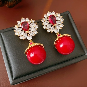 Vue macro détaillée de boucles d'oreilles vintage en or avec pierres et perles