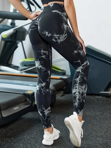 Détail macro du legging tie-dye sans couture taille haute avec effet push-up fessier