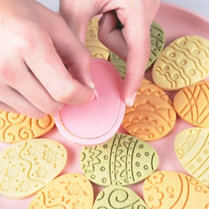 Stampo 3D per biscotti a forma di uovo di Pasqua in plastica rosa con pressa a molla