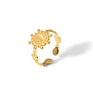 Detail eines Vintage-Goldrings mit Sonnenstrahl-Design und gelbem Katzenaugenstein