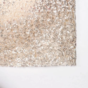 Haut dos nu sexy avec paillettes argentées sur maille champagne, détails rapprochés