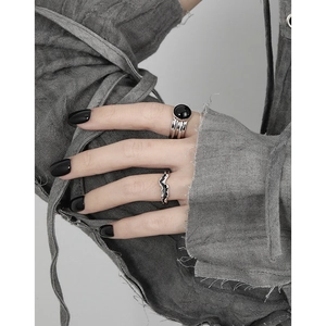 Vintage S925 sterling silver geometric ring set with black agate for a minimalist look