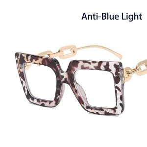 Occhiali quadrati tartarugati con aste a catena dorate e lenti protettive anti-luce blu