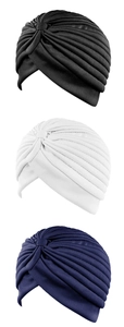 Vertikale Ansicht von plissierten Baumwoll-Turban-Hüten in Schwarz, Weiß und Marineblau