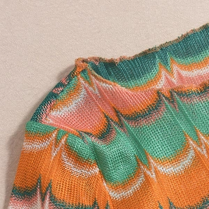 Détail macro du tricot jacquard à vagues sur le col rond aux textures géométriques