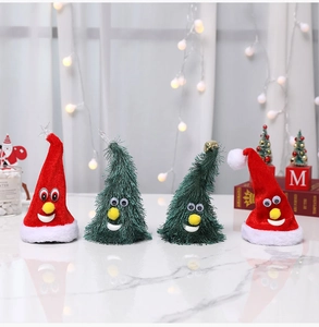 Détail de quatre sapins et chapeaux de Noël musicaux en peluche avec lumières LED