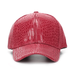 Casquette de baseball rouge à texture crocodile en similicuir et visière courbée